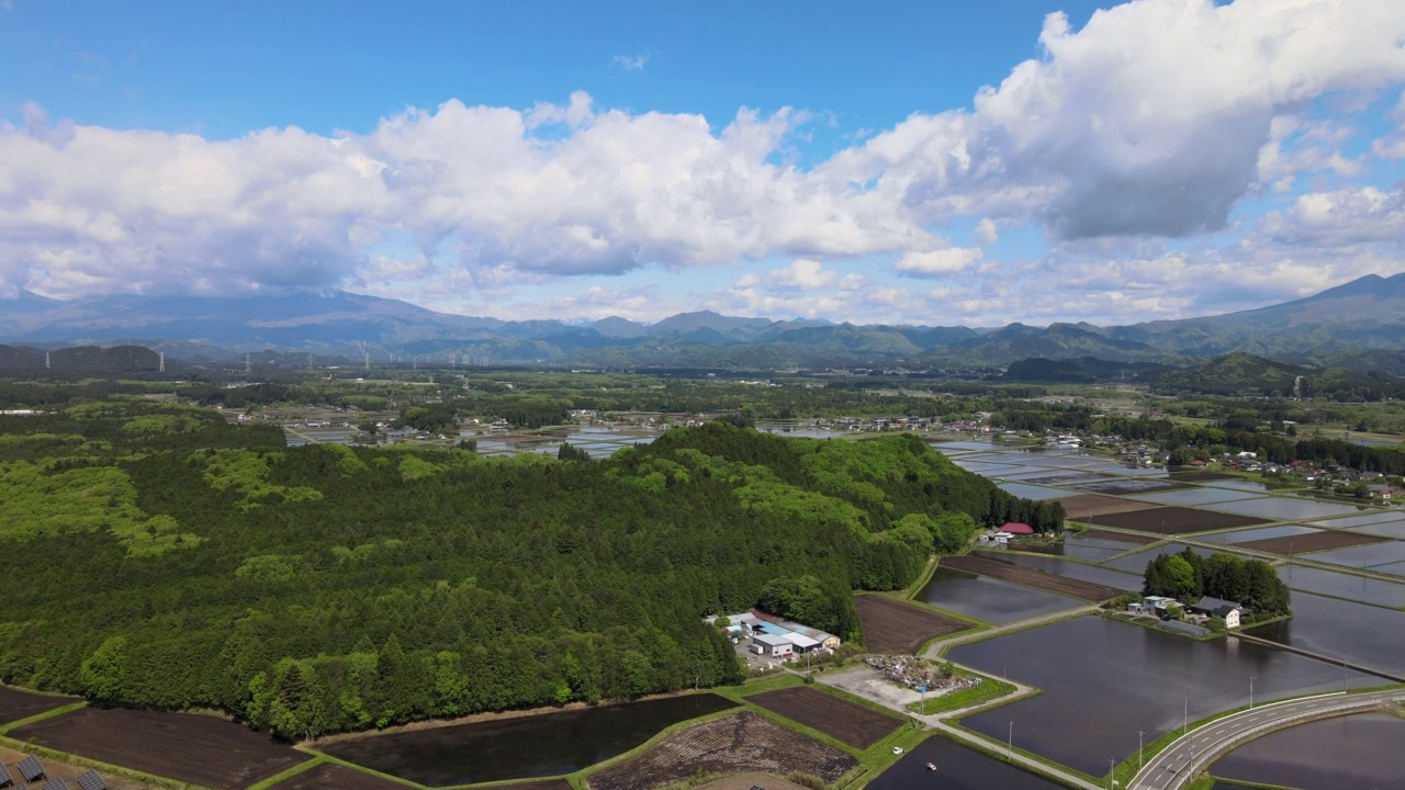 无人机拍摄的日本福岛茂密的森林，背景是山脉视频素材