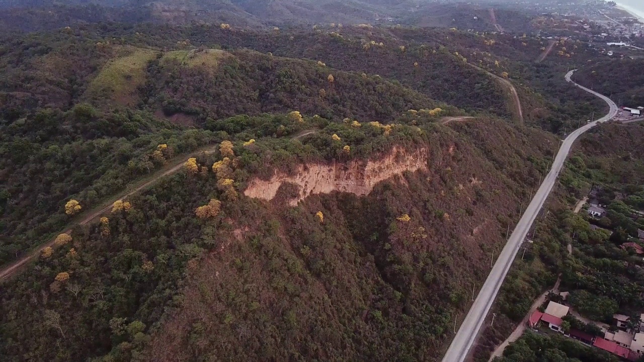 航拍到圣埃琳娜山区的柏油路上有汽车视频素材