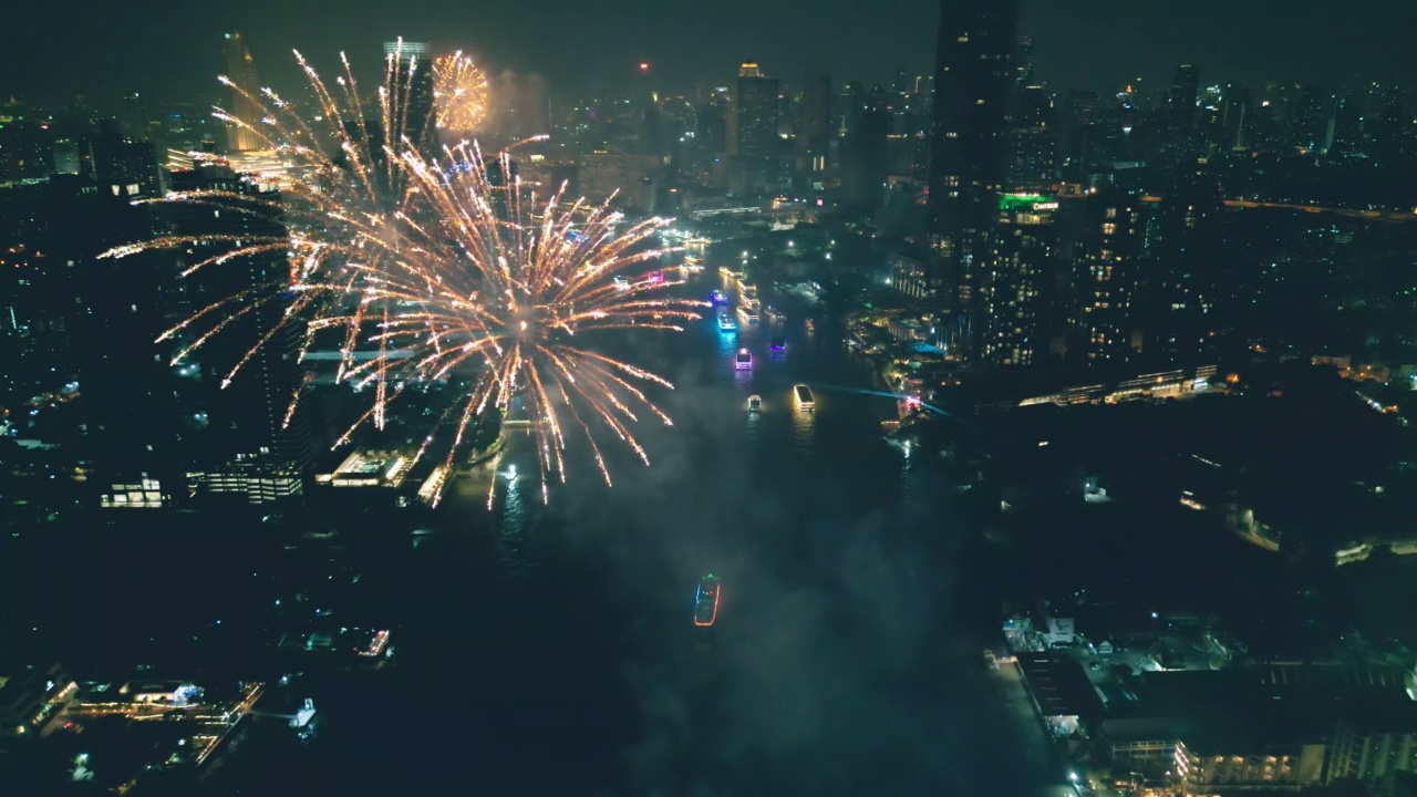 空中无人机视角多颜色的烟花表演在天空之城。新年前夜。摩天大楼和城市景观庆祝夜晚的灯光视频素材