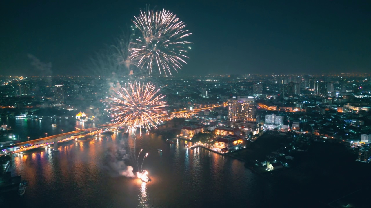 空中无人机视角多颜色的烟花表演在天空之城。新年前夜。摩天大楼和城市景观庆祝夜晚的灯光视频素材