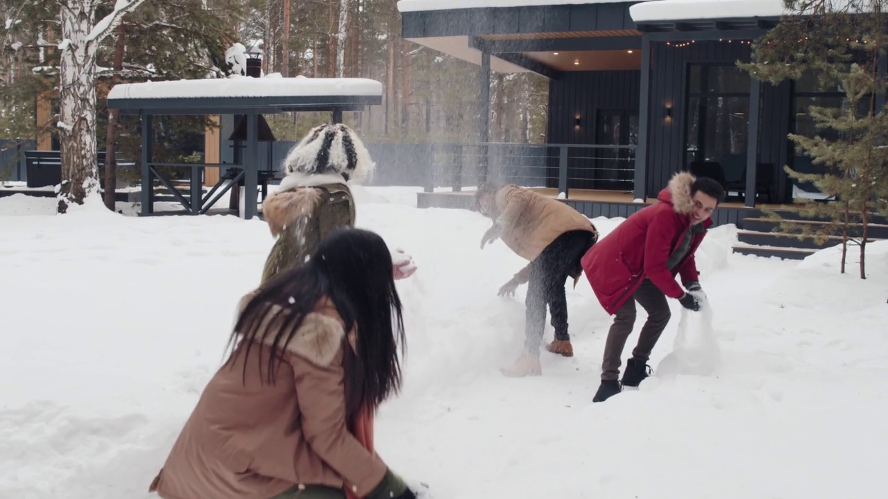 玩雪球的年轻朋友视频素材