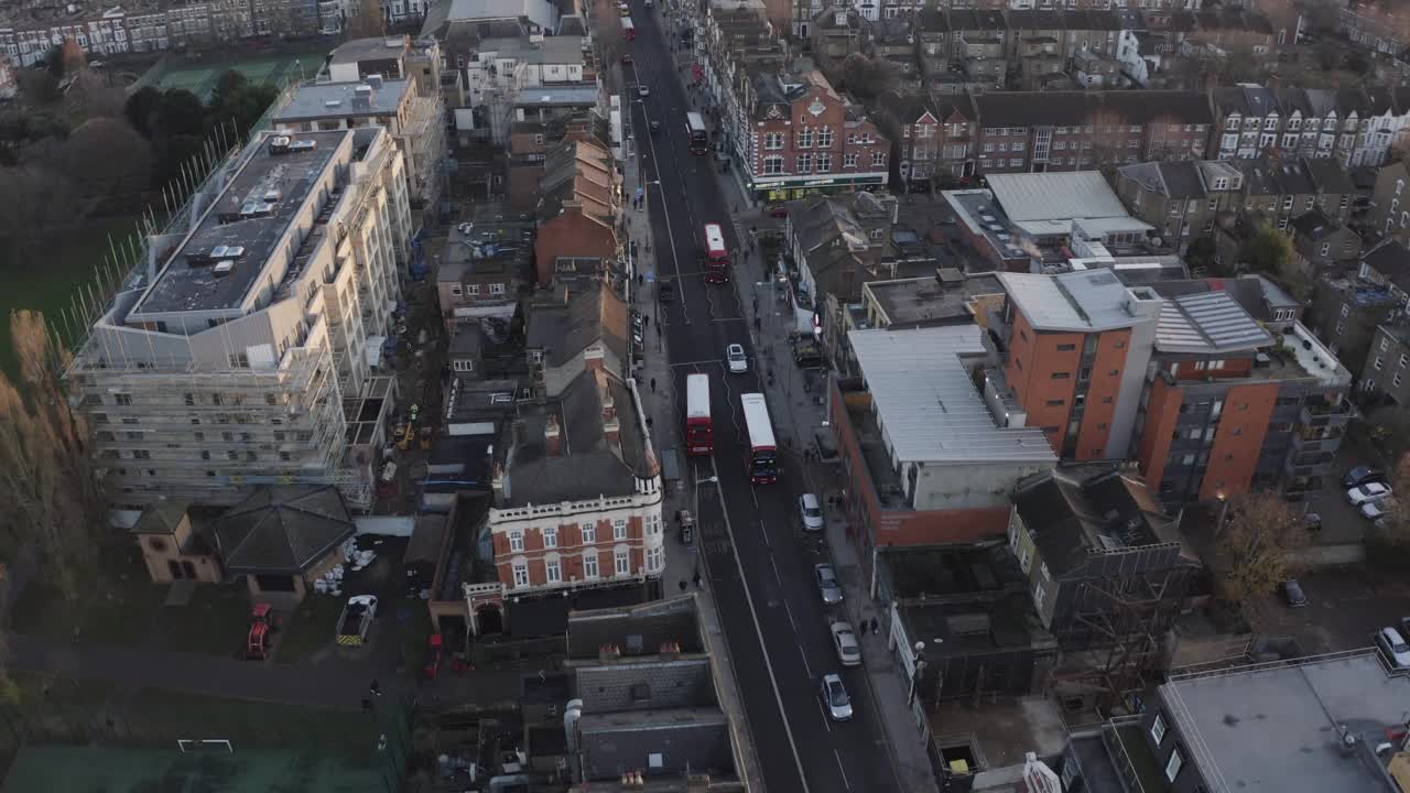 一个城市的航拍镜头，在白天有繁忙的道路和建筑物视频素材