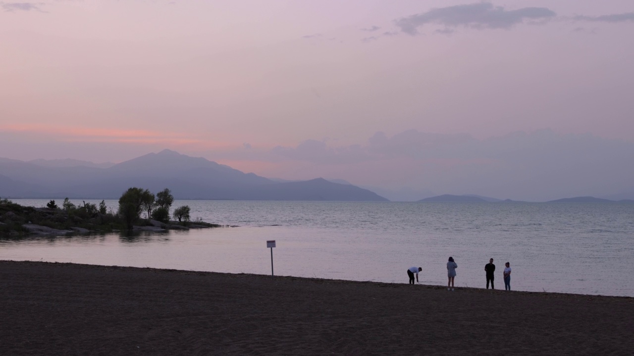 壮丽的日落在土耳其的Beysehir湖与山景视频素材