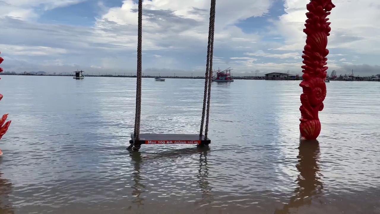 涨潮时的海景和水上的沙滩跷跷板。注:最大100公斤泰语。视频下载