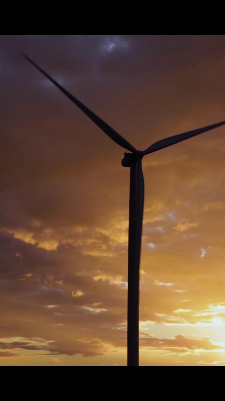 One-minute long video created with several shots on different days in wind farms in Castilla y León (Spain) at sunset视频下载