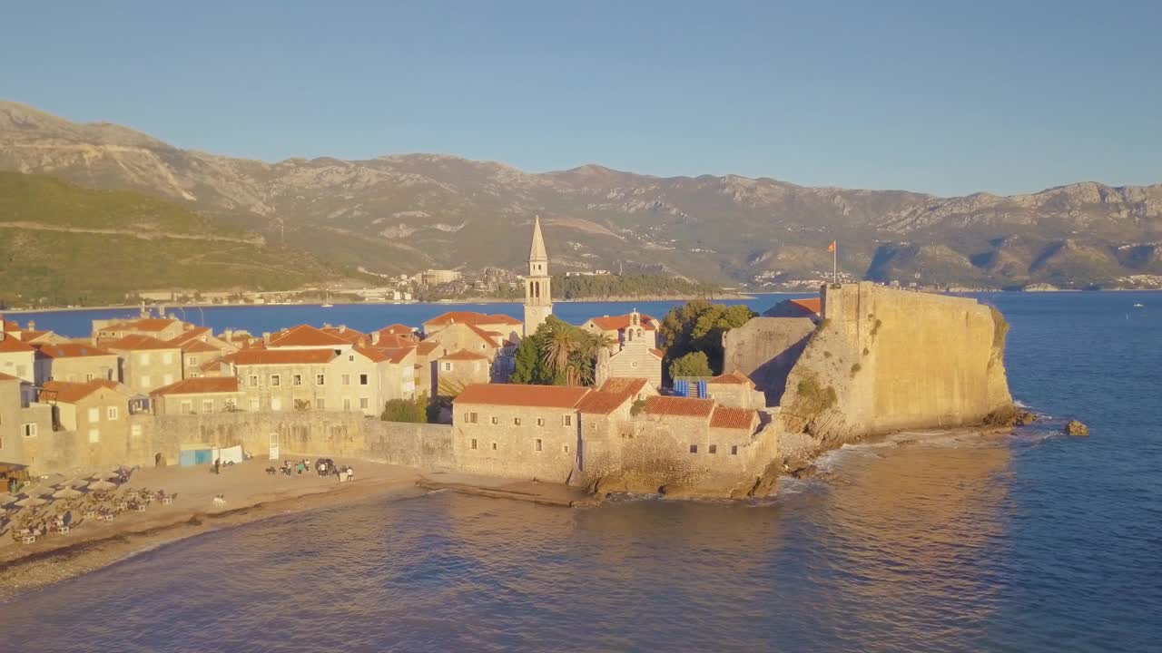 航拍的历史名城的短建筑和城堡在Budva，黑山视频素材