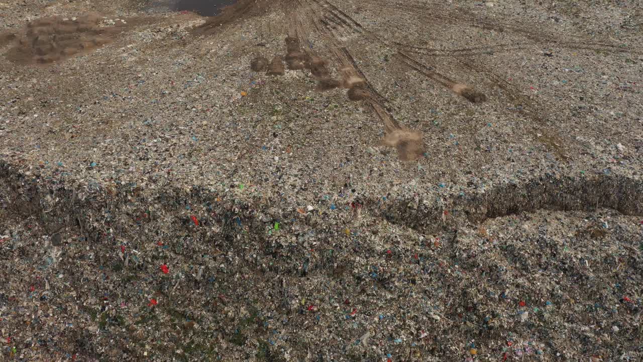 大型垃圾填埋场的无人机鸟瞰图视频素材