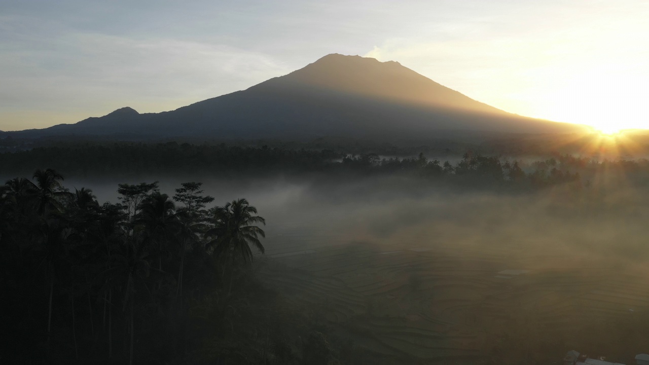 阿贡火山鸟瞰图在一个雾蒙蒙的早晨，巴厘岛视频素材