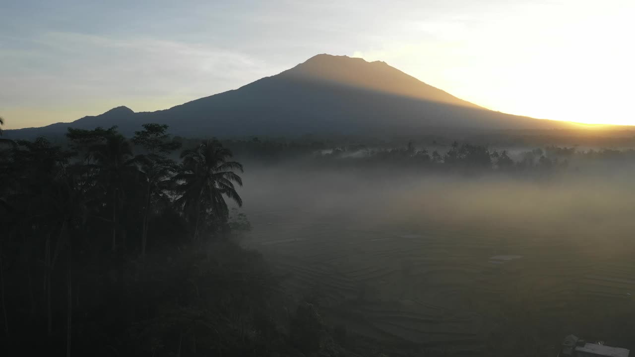 鸟瞰阿贡火山和有雾的山谷，巴厘岛视频素材