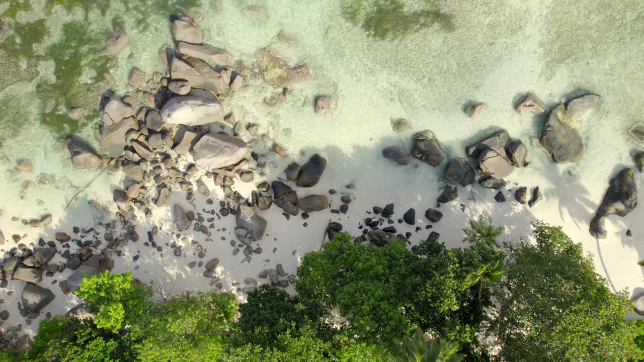 无人机横向飞越海滩线视频素材