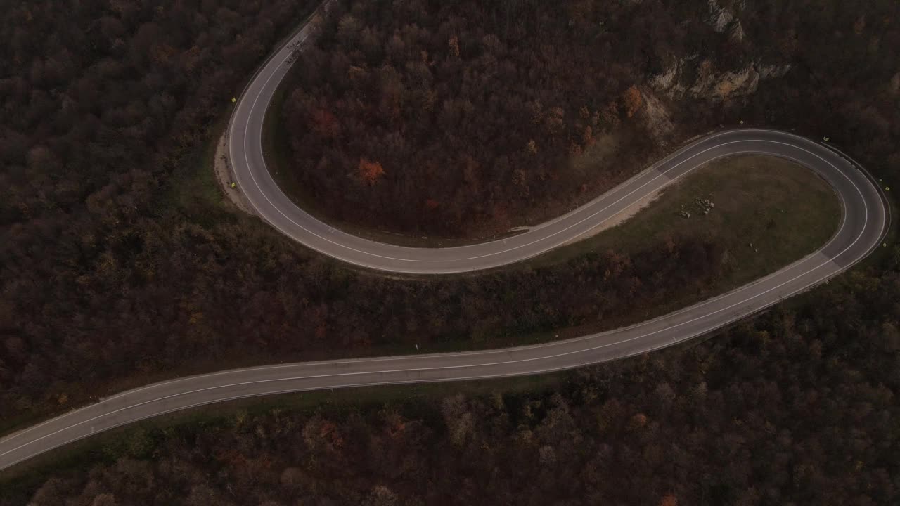 卡车驾驶运输在路上空中无人机俯视图在秋天的一天视频素材