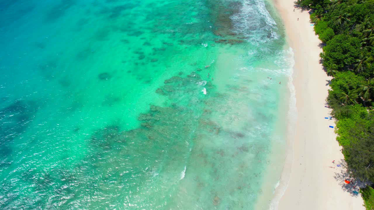 无人机在高坂海滩上空缓慢飞行视频素材