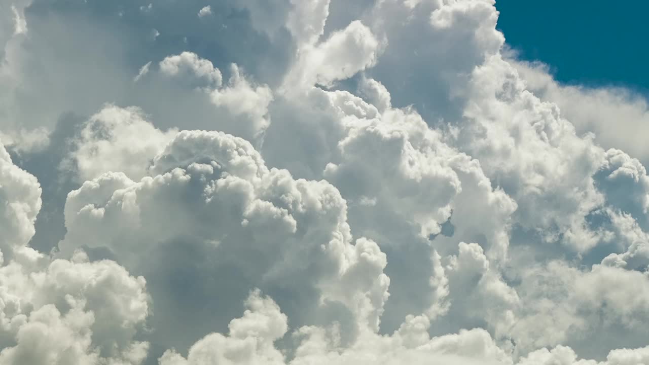 白色蓬松的积云在夏天的蓝天上形成的时间流逝。移动和变化的云景天气视频素材