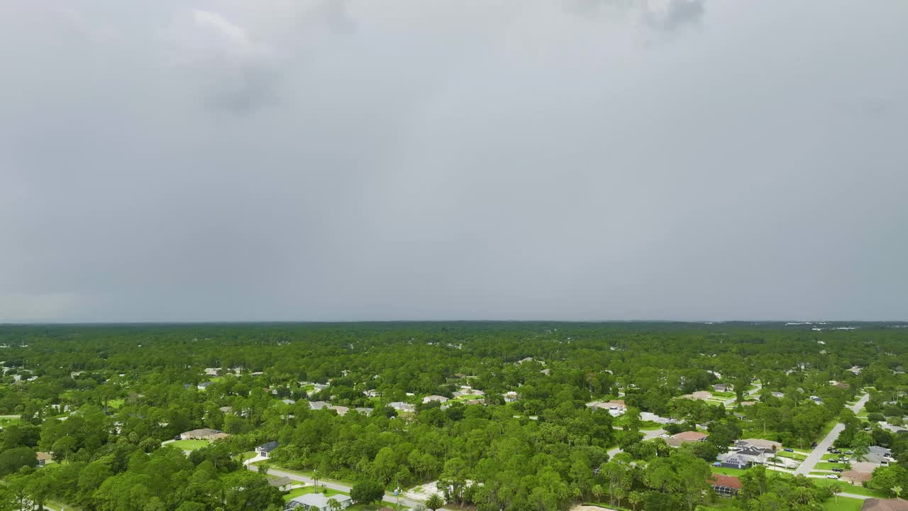 乡村城镇地区大雷暴前在暴风雨天空上形成的黑暗不祥云的景观视频素材