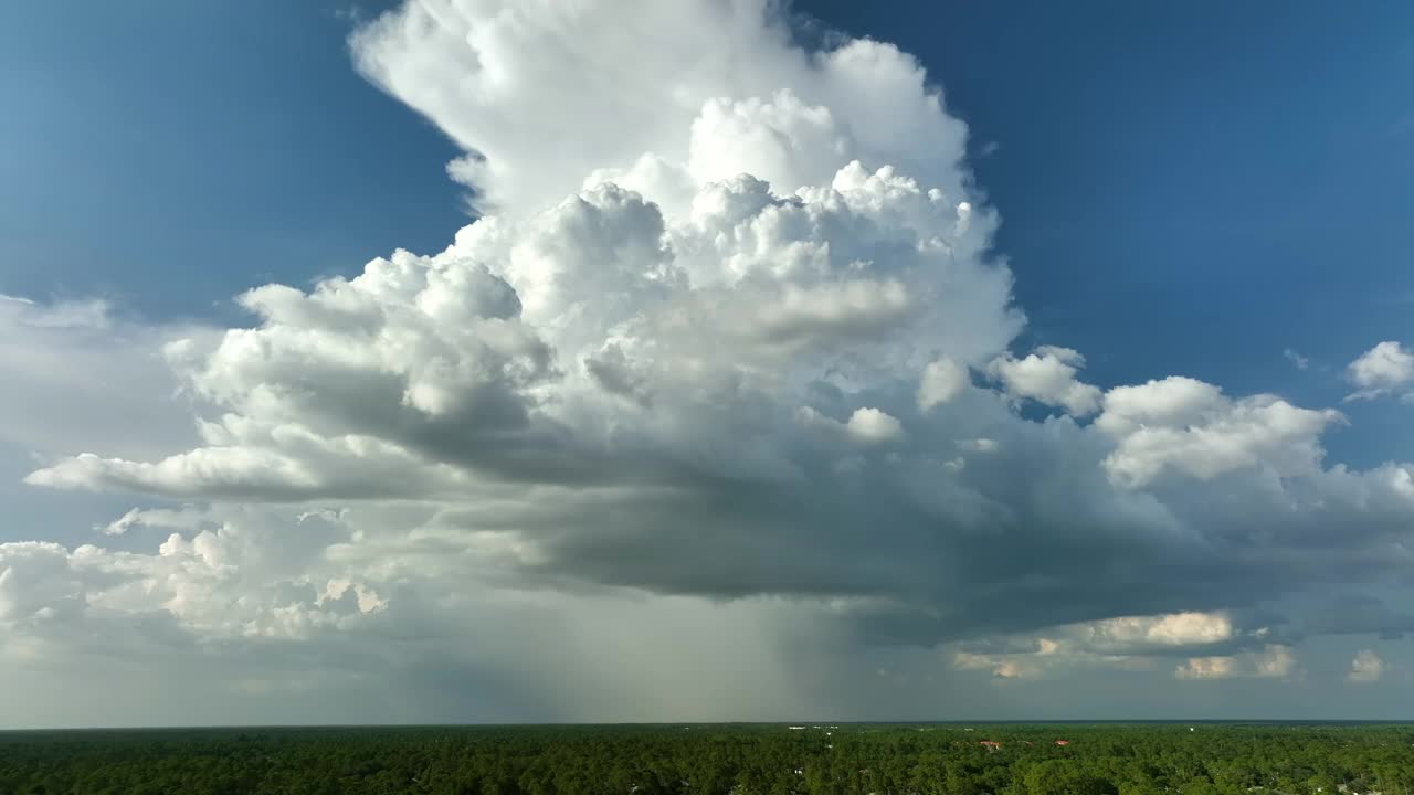 乡村城镇地区大雷暴前在暴风雨天空上形成的黑暗不祥云的景观视频素材