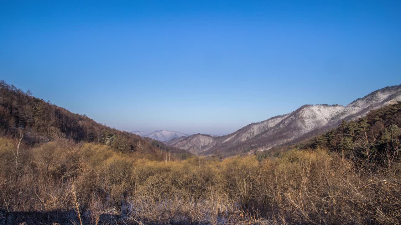 从冬天到春天的季节变化，有山和树/仁济郡，江原道，韩国视频素材