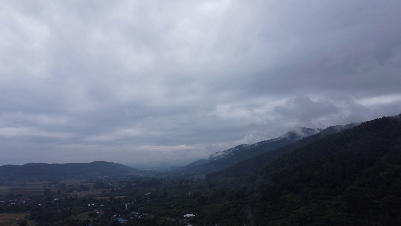 鸟瞰高原上的村庄，清晨有雾。在泰国冬季，从无人机上俯瞰一个村庄，背景是山区。自然景观背景。视频素材