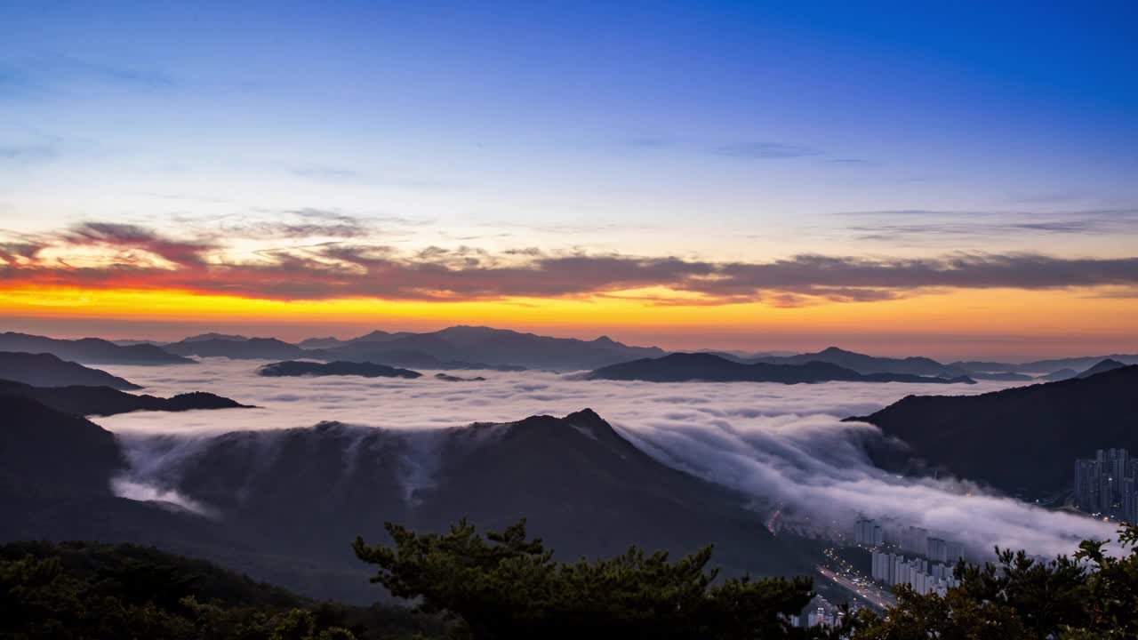 自然风景-市中心附近的山，云海，雾，日出和黎明/韩国京畿道视频素材