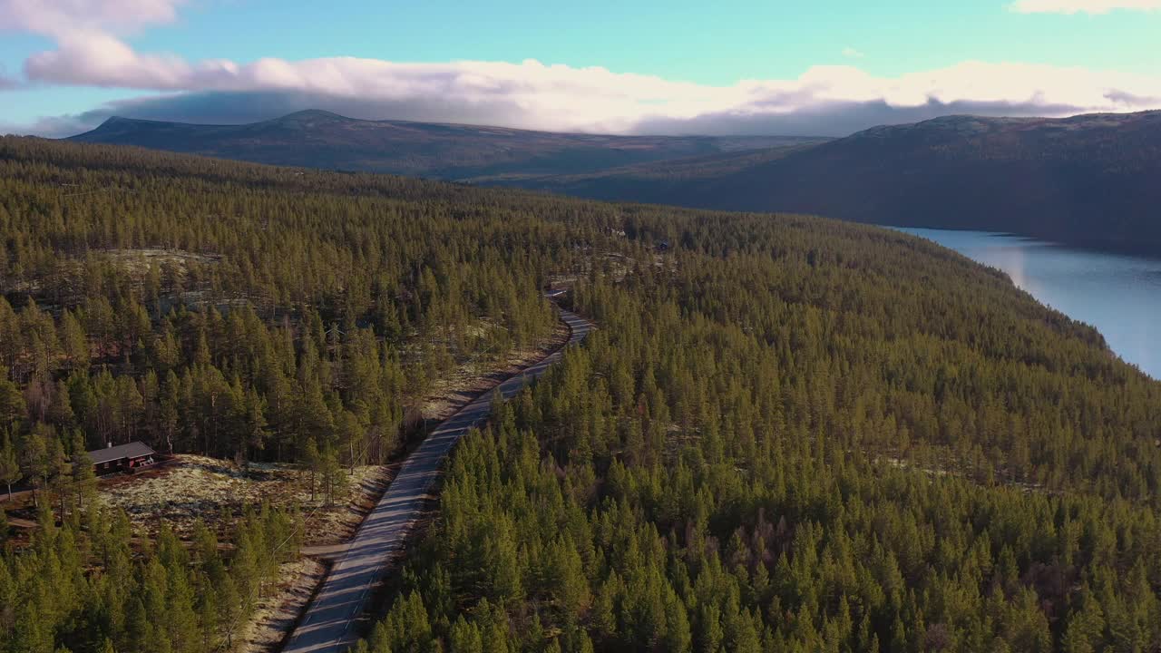 航拍的道路通过风景秀丽的山脉景观在朗丹国家公园，挪威视频素材