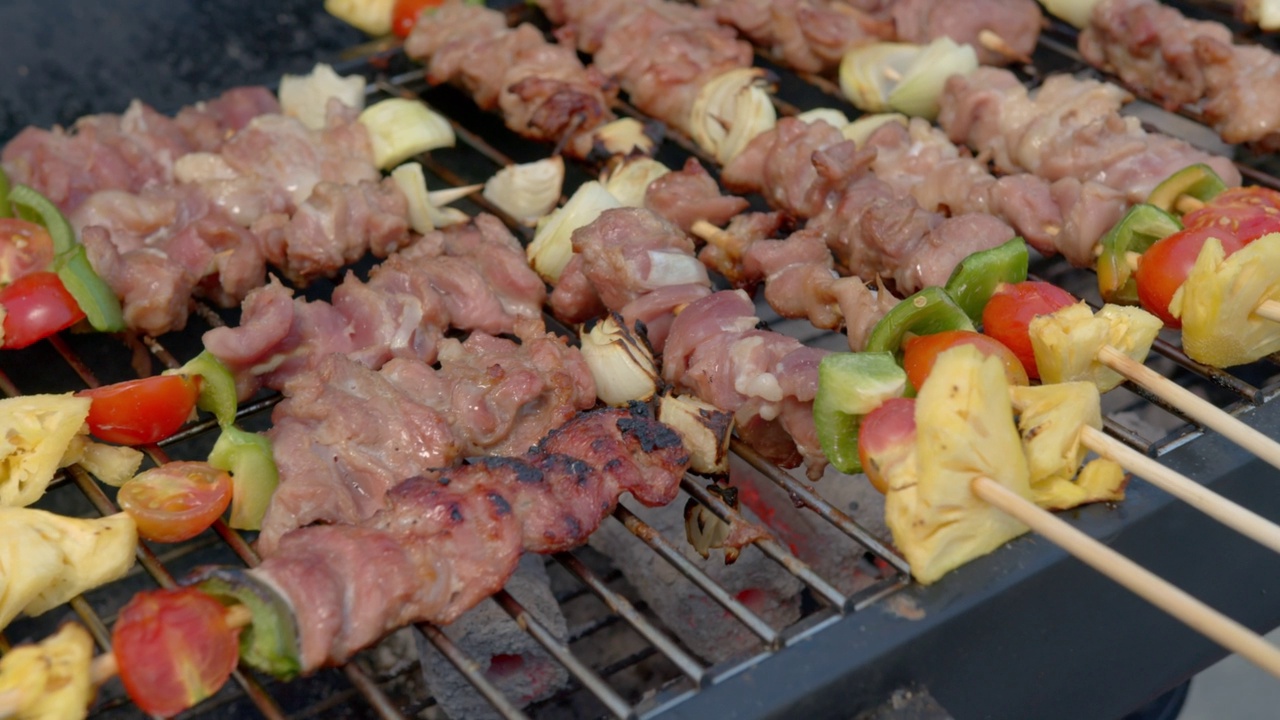 烧烤食物派对的特写夏日烤肉。视频下载