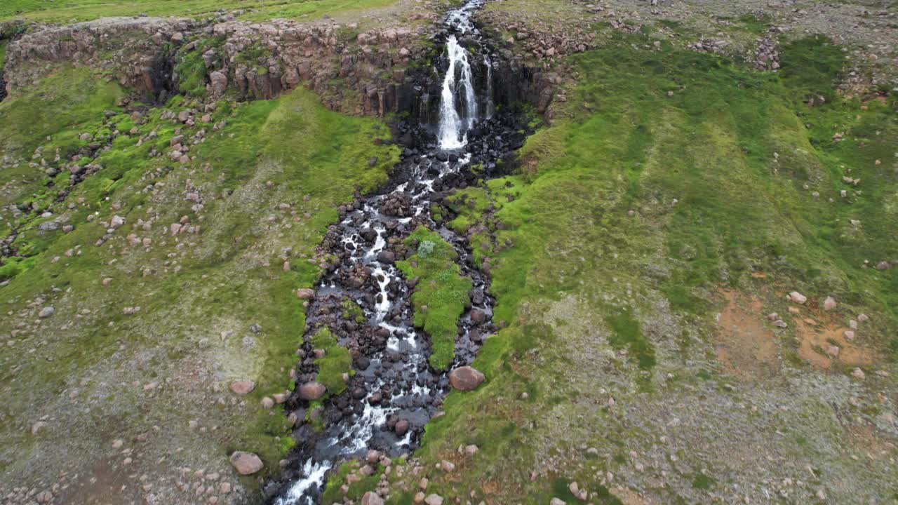 冰岛东峡湾地区瀑布的鸟瞰图。视频素材