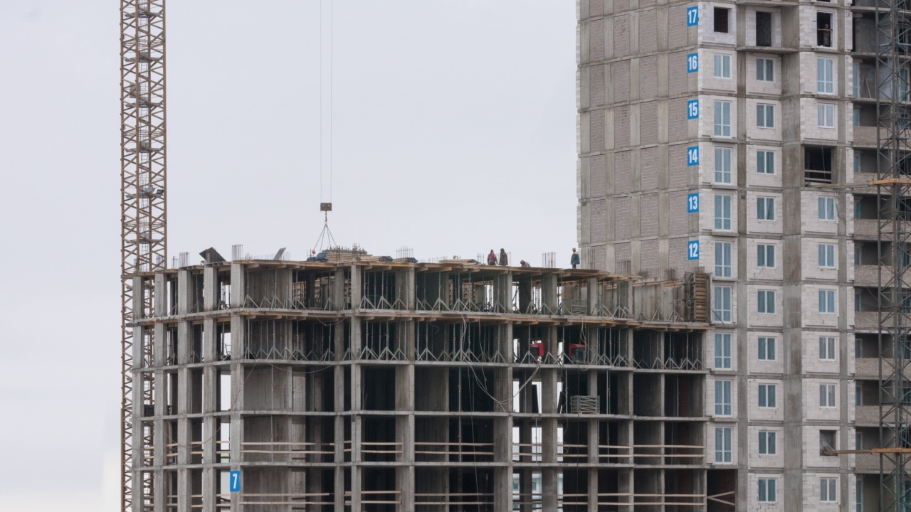 城市小区建筑施工现场塔吊施工，施工人员作业，施工设备视频素材