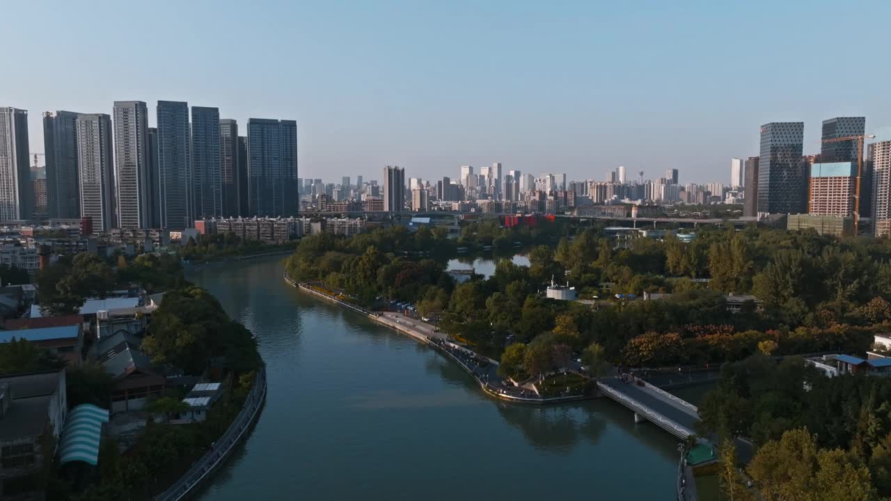 空中成都城景的东湖公园城市天际线倒影在湖上美丽的中国城市景观视频素材