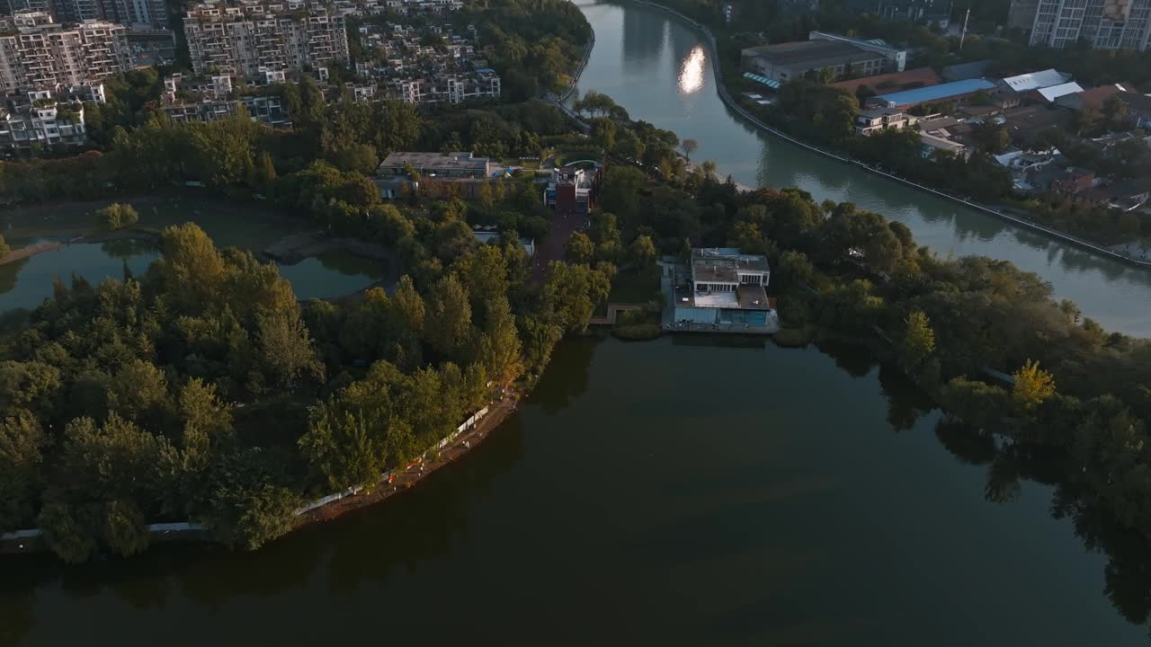 美丽的空中秋天的城市景观成都城市的河流在中国四川视频素材