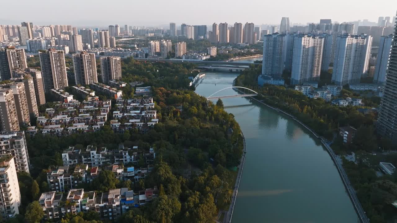 美丽的空中秋天的城市景观成都城市的河流在中国四川视频素材