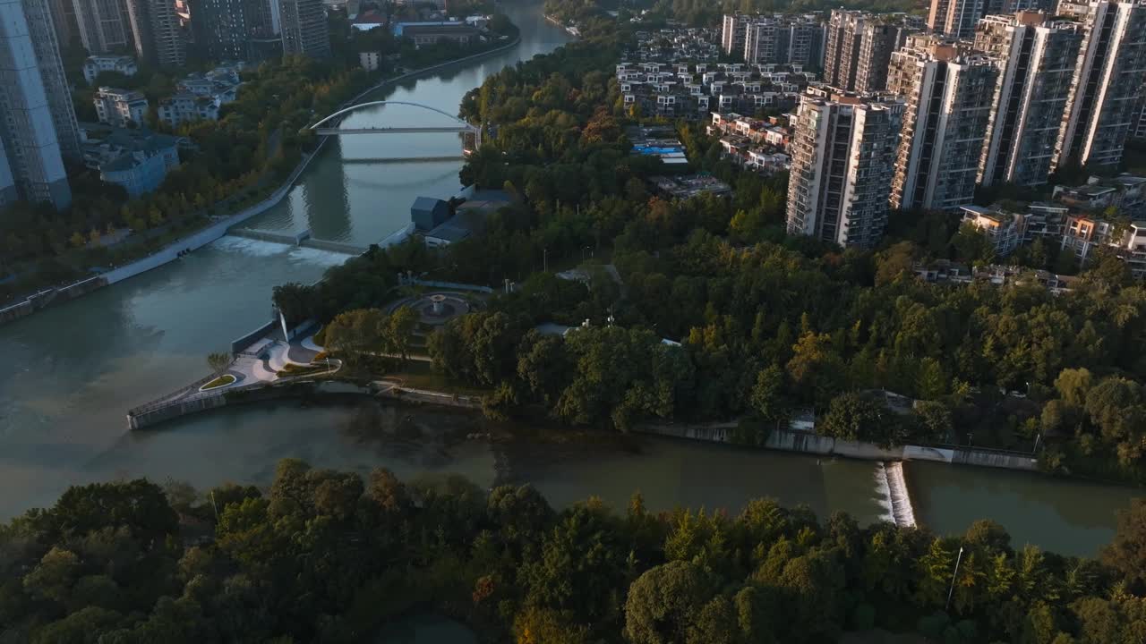 美丽的空中秋天的城市景观成都城市的河流在中国四川视频素材