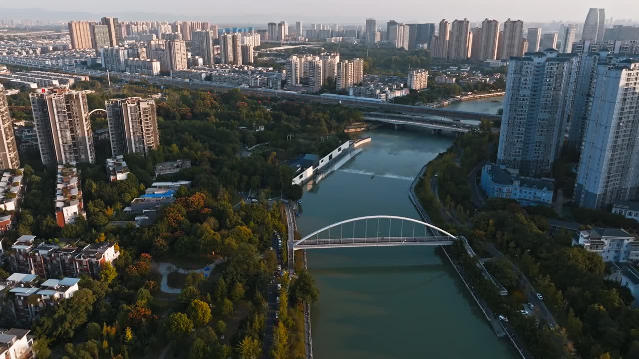 秋天成都市空中城市景观河公园美丽的树林在阳光灿烂的日子由玉城高层住宅建筑在阳光下视频素材