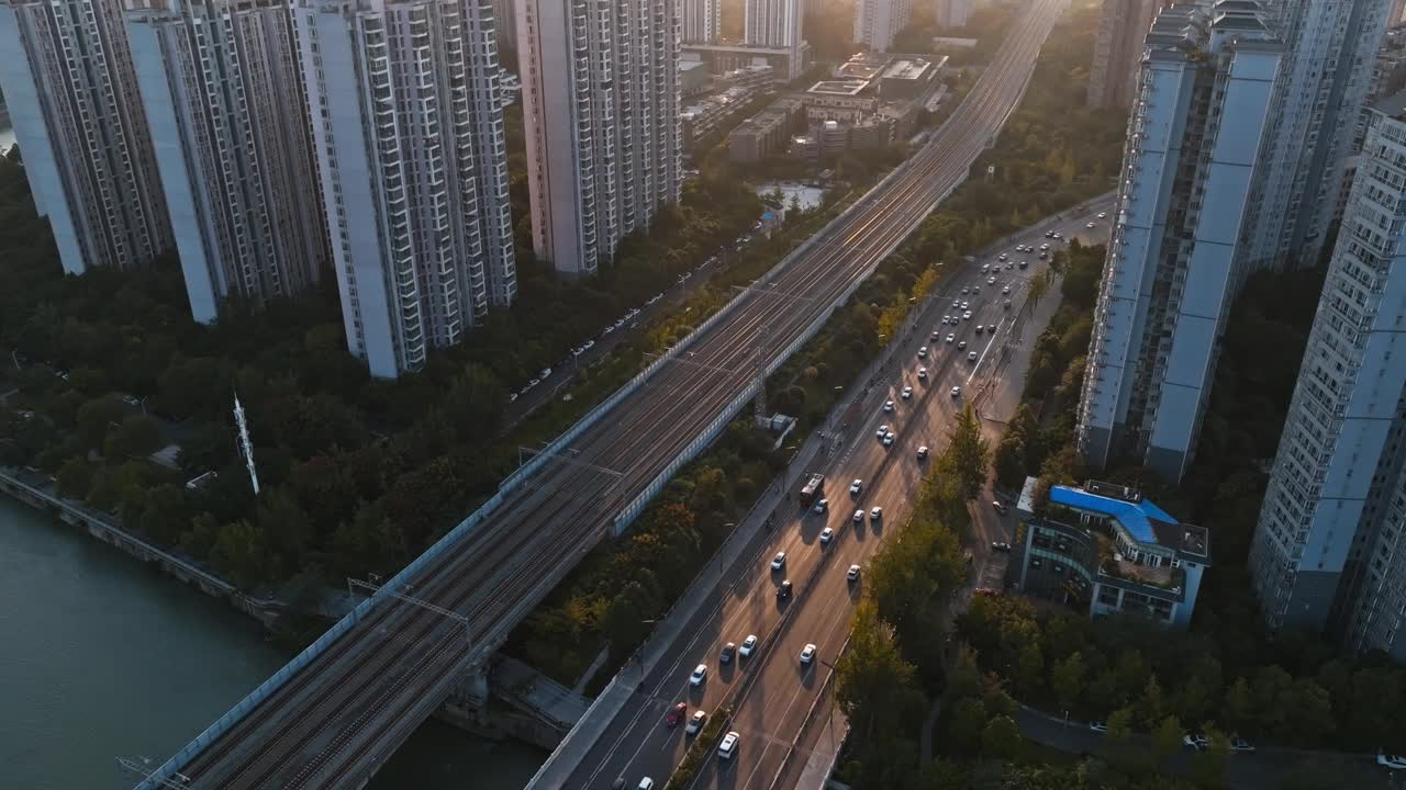 成都空中城市景观，交通在日落的道路上，河边有高大的住宅楼视频素材