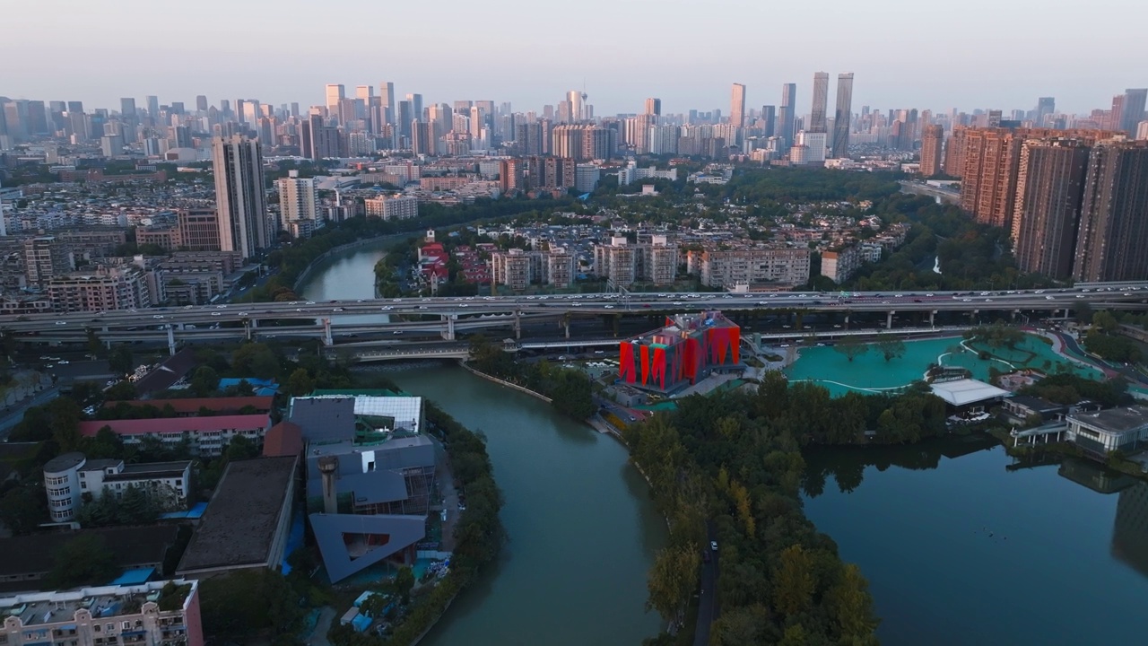 成都美丽的秋季城市景观，位于中国四川的东湖公园湖畔视频素材