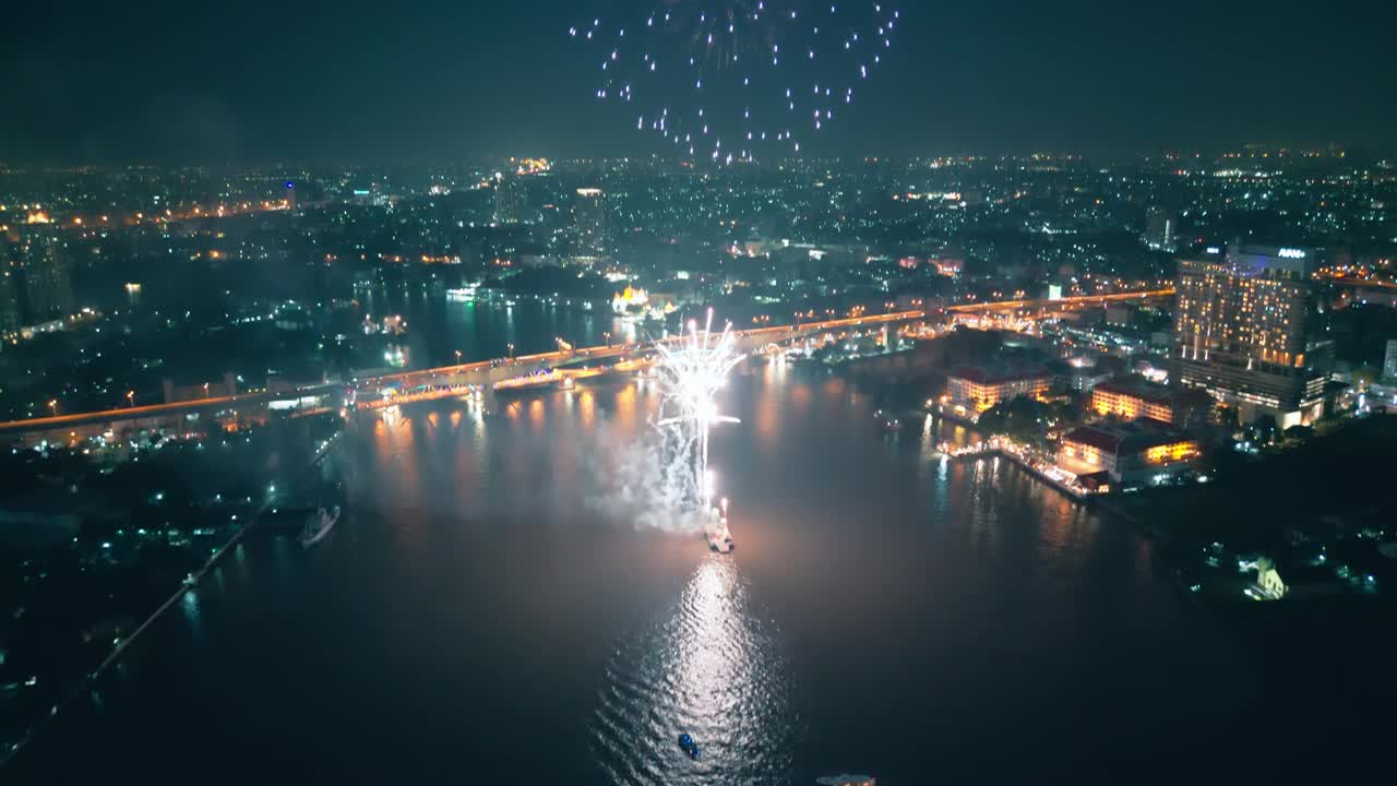 空中无人机视角多色烟花表演在天空之城。除夕。摩天大楼和城市景观庆祝夜晚的灯光视频素材