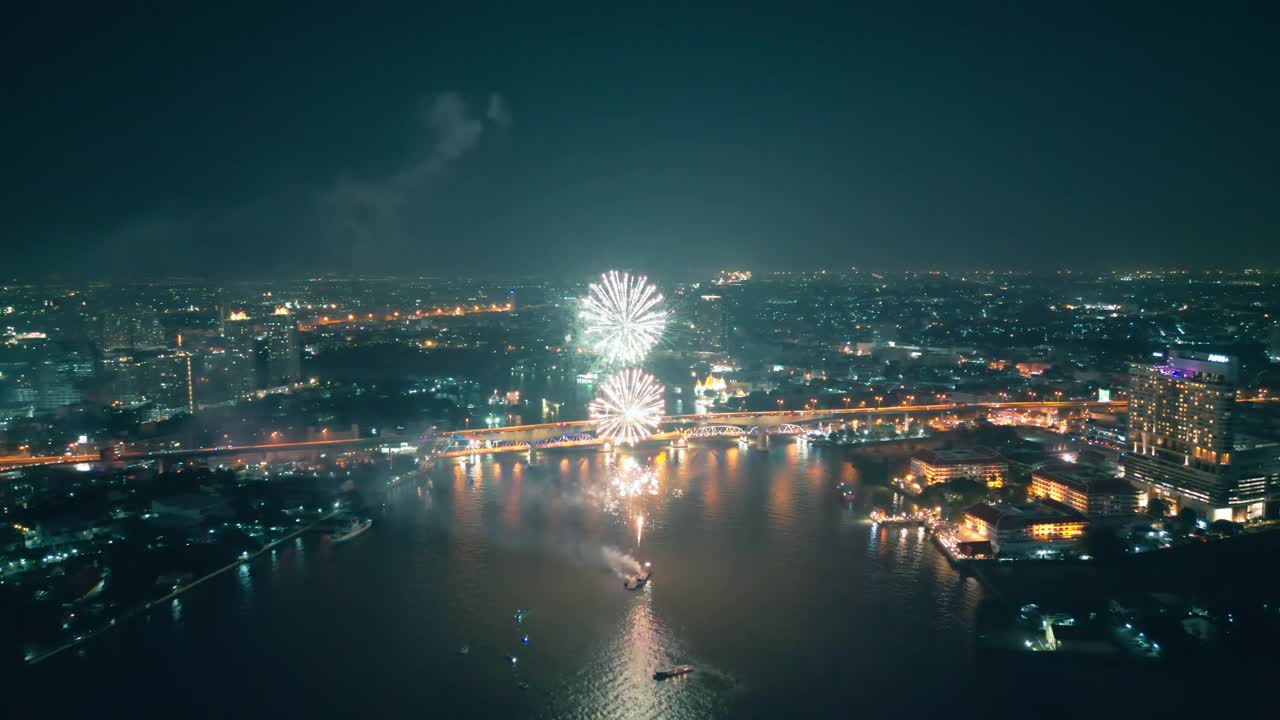 空中无人机视角多色烟花表演在天空之城。除夕。摩天大楼和城市景观庆祝夜晚的灯光视频素材