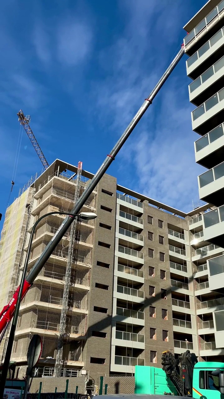 在经济危机中建造一座建筑的细节。新住房建设中存在问题的概念。视频下载