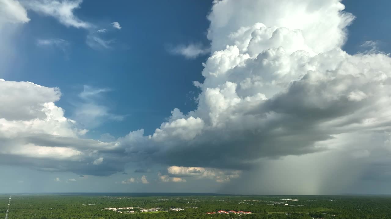 乡村城镇地区大雷暴前在暴风雨天空上形成的黑暗不祥云的景观视频素材