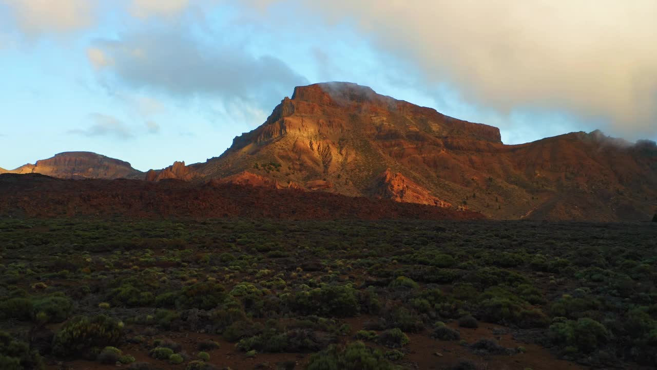 风景如画的泰德国家公园著名的山谷火山景观，红色的砂岩在夕阳的照耀下。热门旅游目的地。从观测点鸟瞰图。特内里费加那利岛视频素材