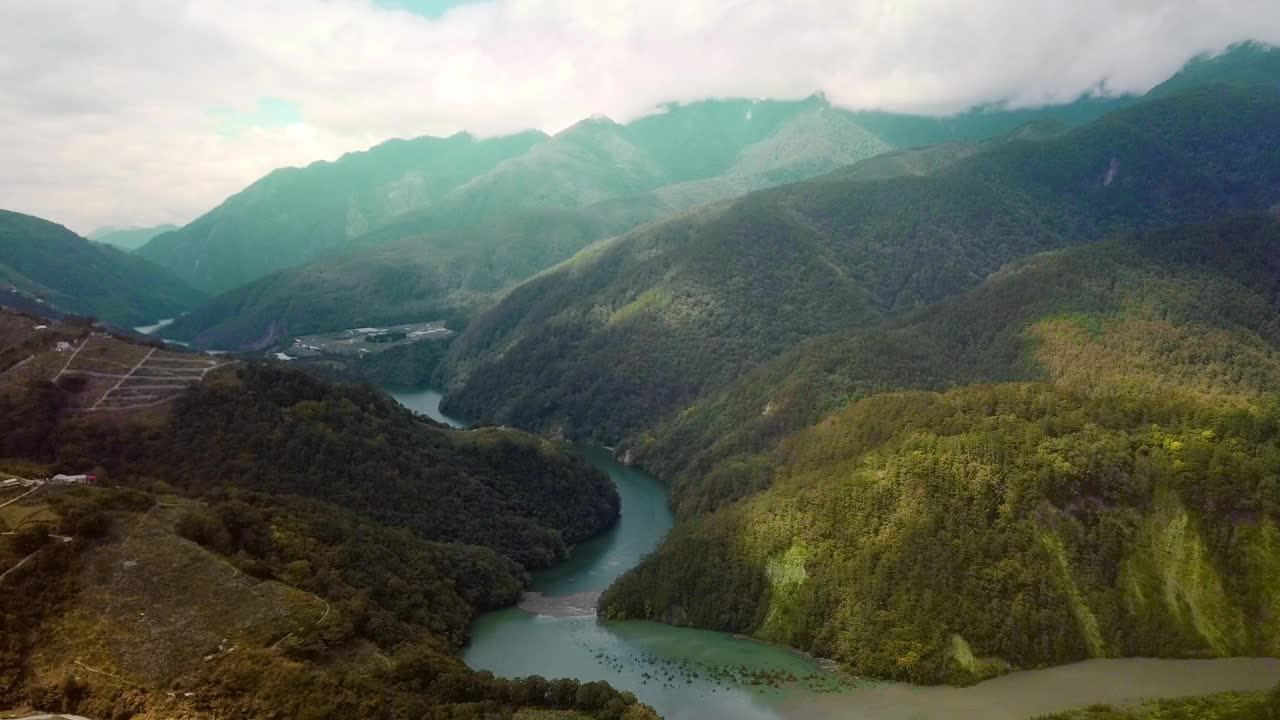 河流从山上流过的美丽鸟瞰图视频素材