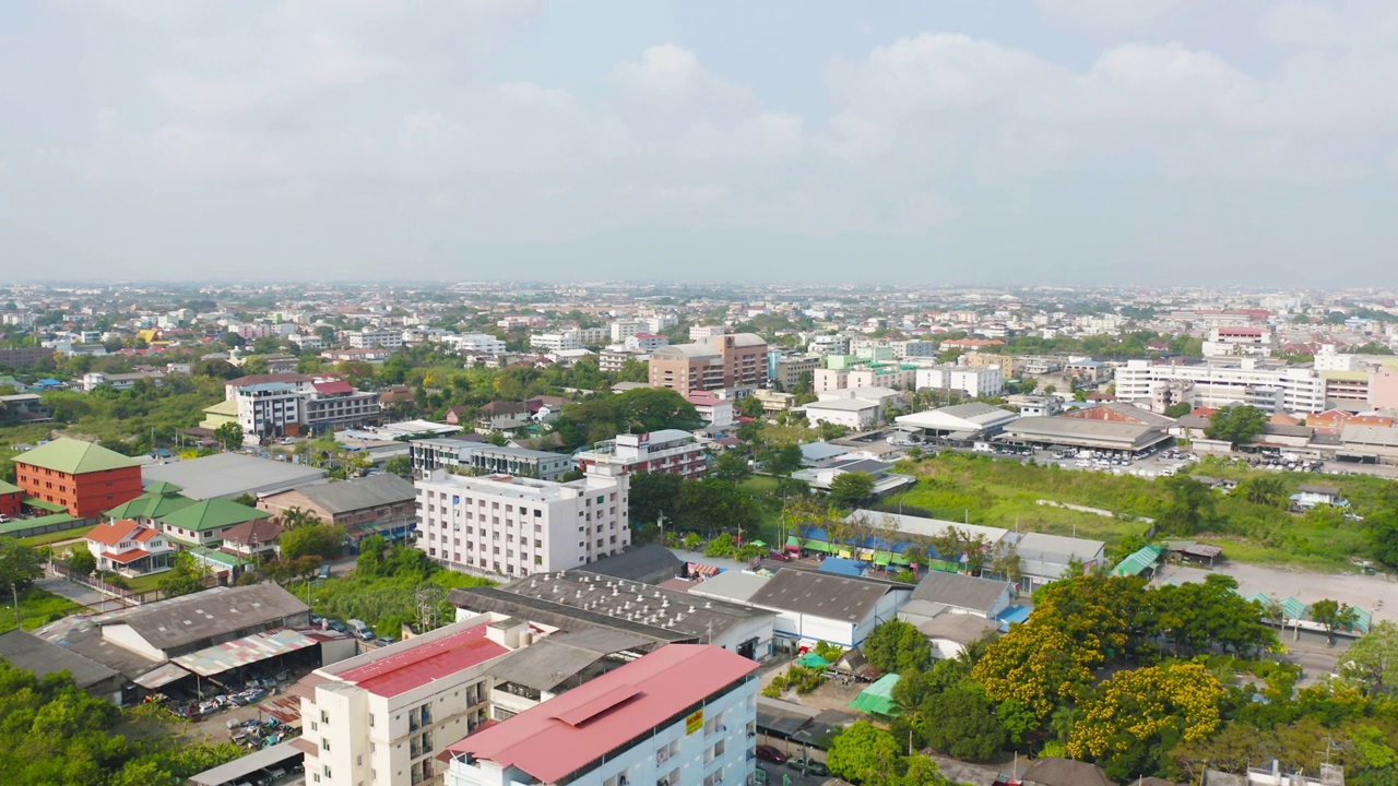 泰国曼谷居民楼的鸟瞰图。中午时分的亚洲城市。景观背景。视频素材