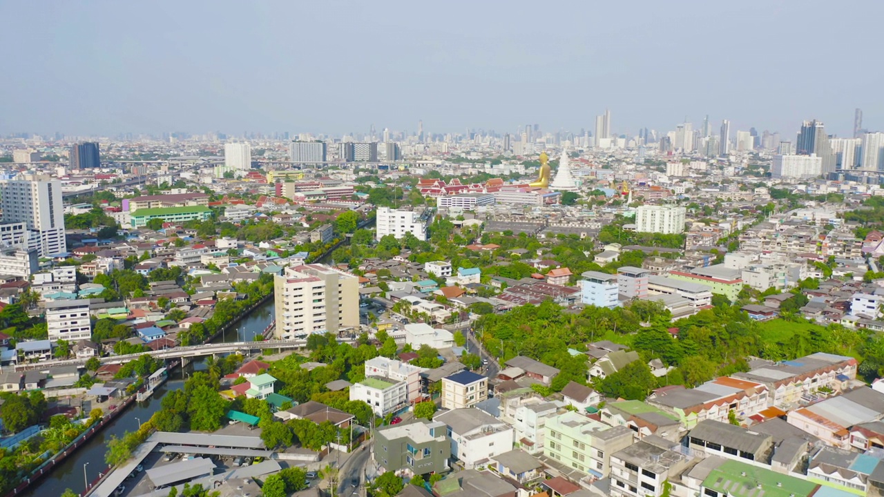 泰国曼谷居民楼的鸟瞰图。中午时分的亚洲城市。景观背景。视频素材