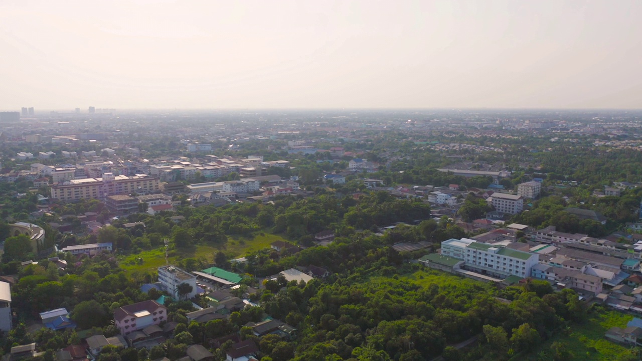 泰国曼谷居民楼的鸟瞰图。中午时分的亚洲城市。景观背景。视频素材