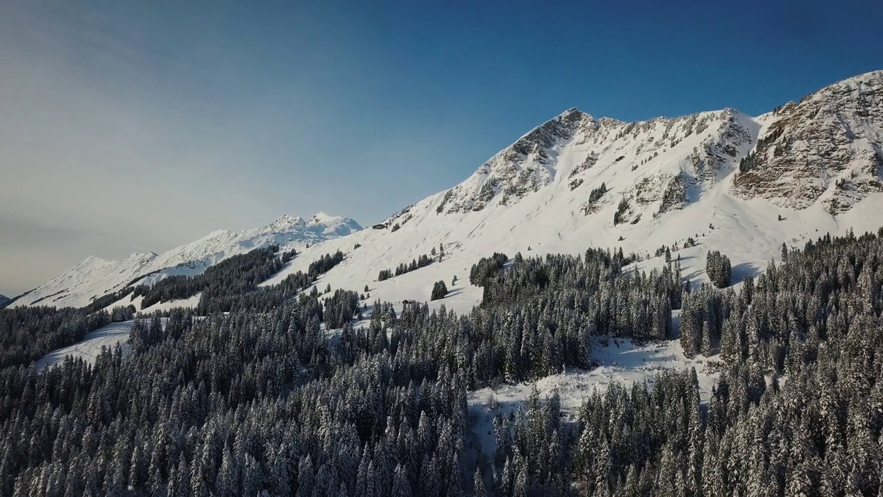 瑞士阿尔卑斯山雪山的航拍视频素材