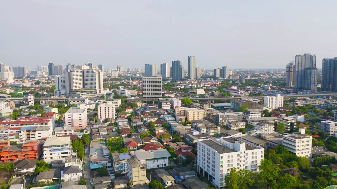 泰国曼谷居民楼的鸟瞰图。中午时分的亚洲城市。景观背景。视频素材