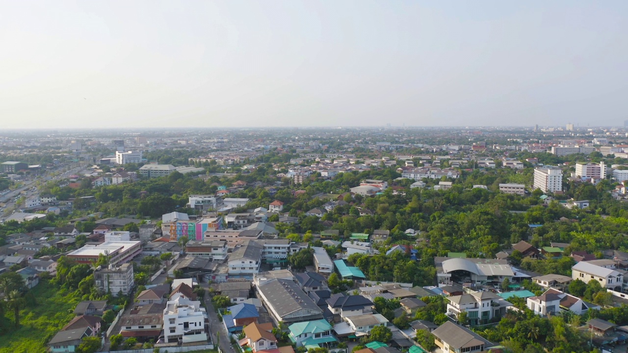 泰国曼谷居民楼的鸟瞰图。中午时分的亚洲城市。景观背景。视频素材