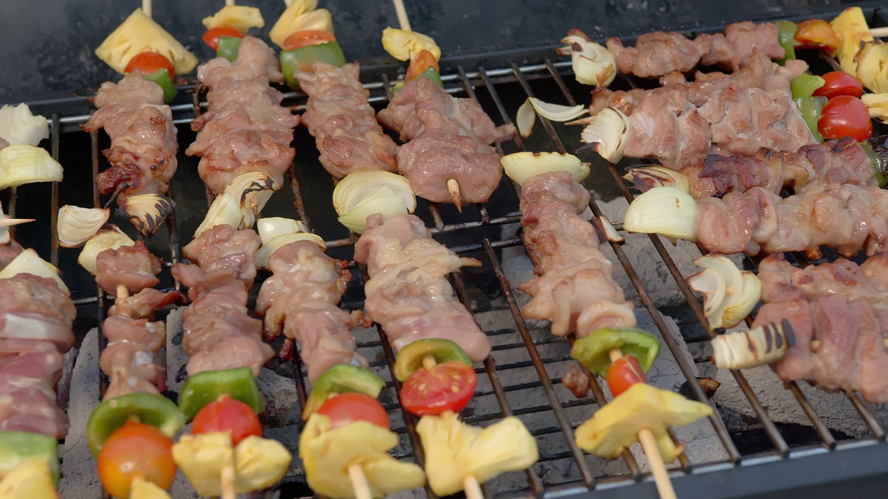 烧烤食物派对的特写夏日烤肉。视频下载