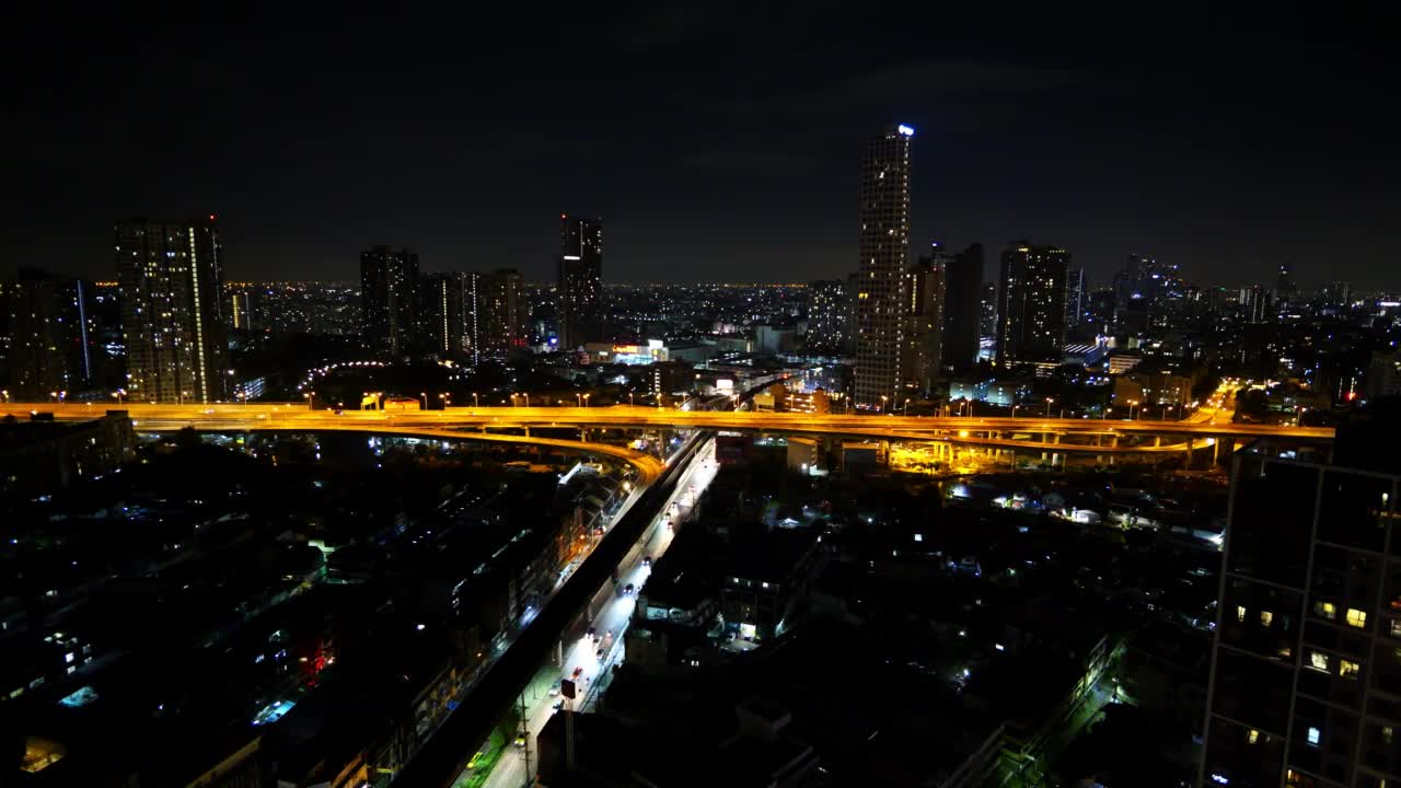 多条高速公路高峰时段交通拥堵。视频素材