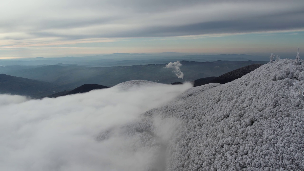 无人机在冬天的阿米塔山顶跟踪视频素材