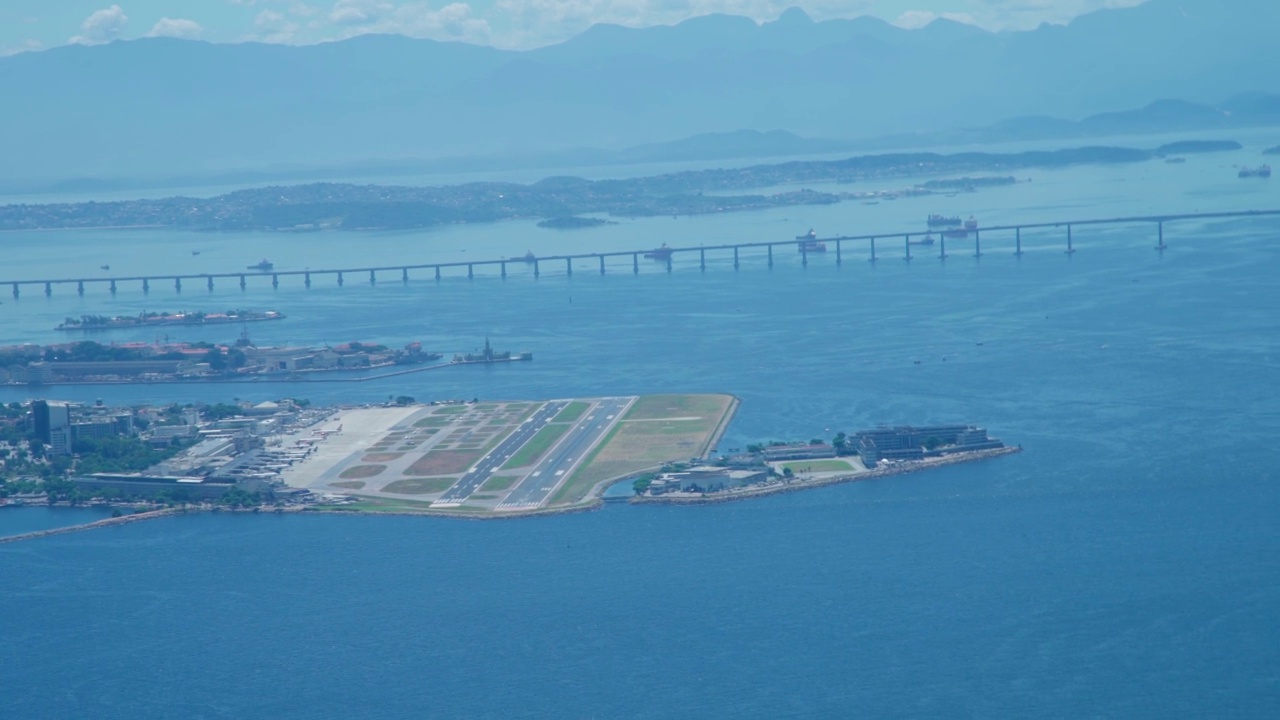 里约热内卢海边的机场视频素材