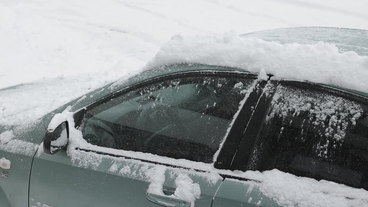 一场雪后，车主把车里的雪清理干净。视频素材